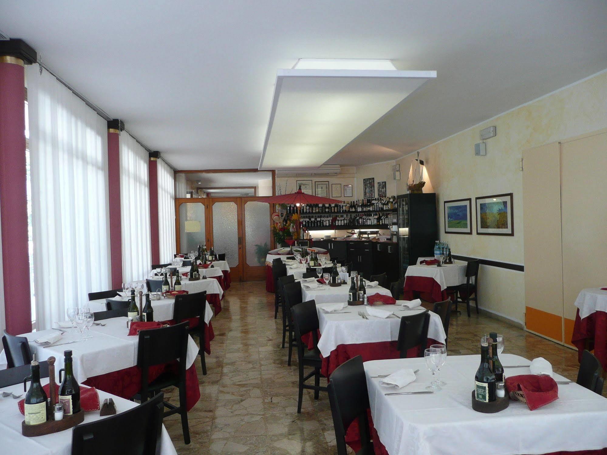 Hotel Azzorre Lido di Jesolo Kültér fotó